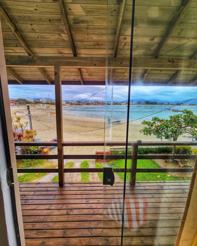 Da sacada, a praia e o mar logo à frente
